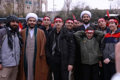 نوجوانان درنماز جمعه 27 دی ماه